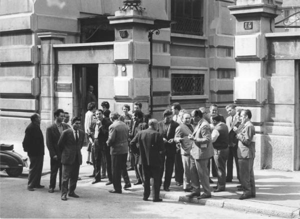 Sciopero dei lavoratori della casa discografica "La Voce del Padrone-Columbia-Marconiphone" - Lavoratori davanti all'ingresso dell'azienda