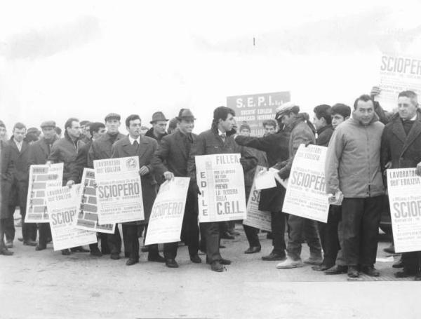 Sciopero dei lavoratori edili - Operai con cartelli di sciopero Cgil