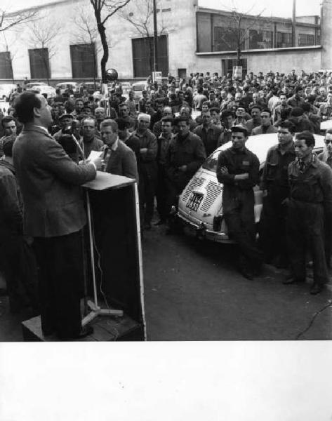 Sciopero dei lavoratori dell'Alfa Romeo - Stabilimento del Portello - Comizio davanti alla fabbrica - Annio Breschi al microfono - Operai con tuta da lavoro