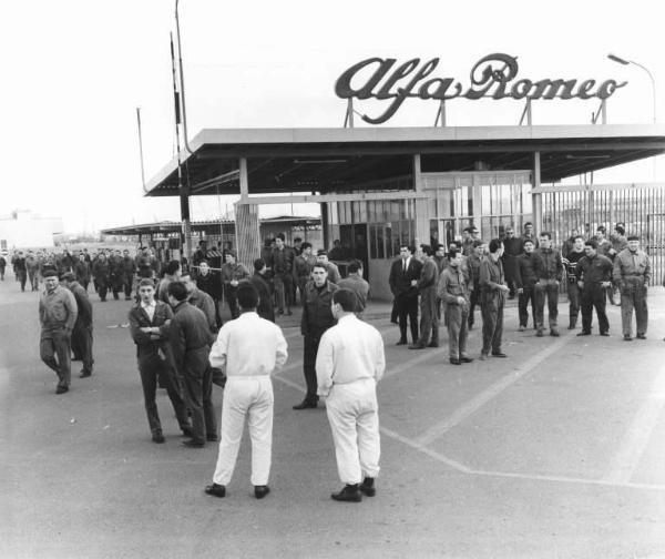 Sciopero dei lavoratori dell'Alfa Romeo di Arese - Lavoratori davanti all'ingresso della fabbrica - Operai con tuta da lavoro - Insegna Alfa Romeo