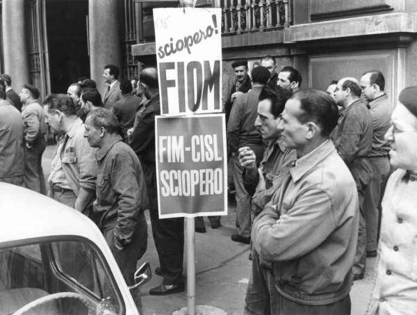 Sciopero dei lavoratori della Tibb di Porta Romana per la contrattazione dei cottimi, degli organici e il rispetto del contratto - Presidio davanti alla fabbrica - Particolare di operai - Tuta da lavoro - Cartelli di sciopero Fiom e Fim Cisl