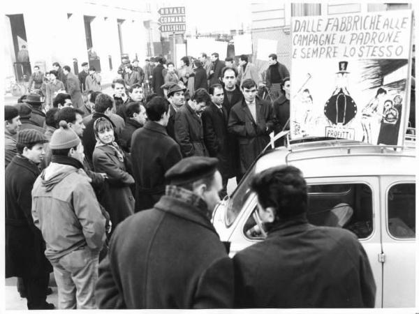 Sciopero dei lavoratori della General di Bresso contro la sospensione a tempo indeterminato - Comizio - Operai - Cartello di protesta