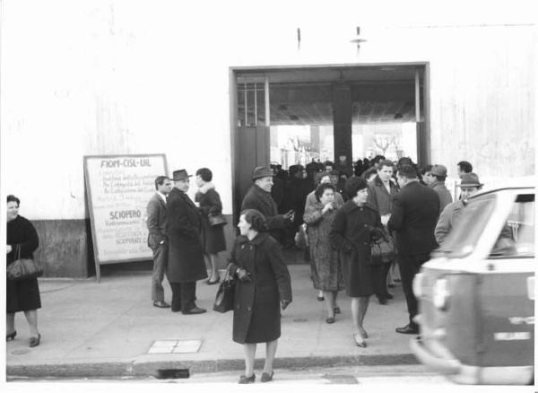 Sciopero degli elettromeccanici di Sesto San Giovanni - Magneti Marelli N - Ingresso della fabbrica - Lavoratori escono dalla fabbrica - Manifesto di sciopero Fiom, Cisl, Uil