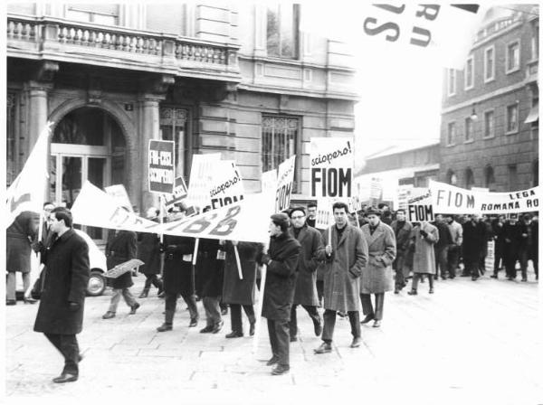 Sciopero dei lavoratori elettromeccanici - Corteo - Spezzone lavoratori della Tibb e della Fiom lega Romana Rogoredo - Striscioni - Cartelli di sciopero Fiom e Fim Cisl