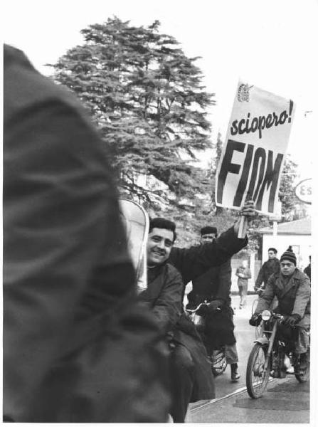 Sciopero dei lavoratori elettromeccanici di Monza - Corteo in motocicletta - Cartello di sciopero Fiom