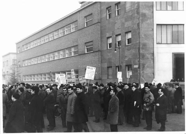 Sciopero unitario dei lavoratori della Innocenti contro la riduzione dell'orario di lavoro per il 50% dei lavoratori - Presidio davanti alla fabbrica - Cartelli Fim Cisl