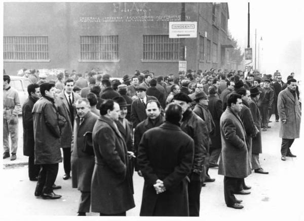 Sciopero unitario dei lavoratori della Innocenti contro la riduzione dell'orario di lavoro per il 50% dei lavoratori - Presidio davanti alla fabbrica - Cartelli di sciopero Fiom e Fim Cisl