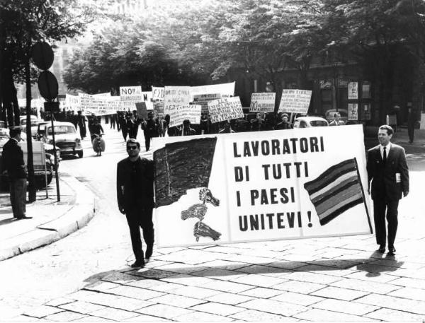 Manifestazione del primo maggio - Corteo dei lavoratori - Striscioni