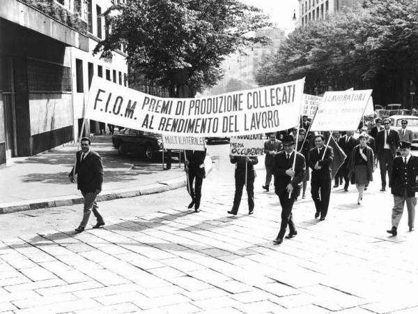 Manifestazione del primo maggio - Corteo dei lavoratori - Spezzone della Fiom - Striscioni