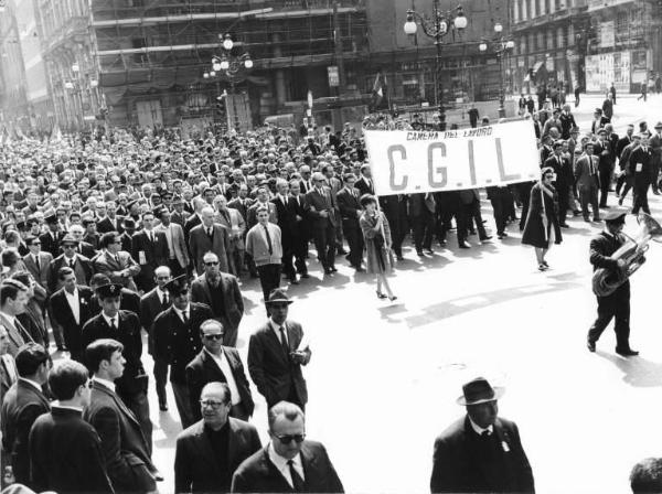 Manifestazione del primo maggio - Testa del corteo dei lavoratori - Striscione della Cgil portato da due donne