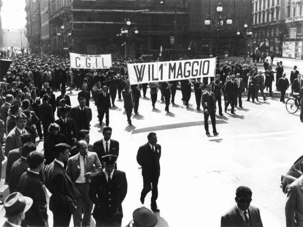 Manifestazione del primo maggio - Corteo dei lavoratori - Striscione Cgil e "w il 1° maggio"