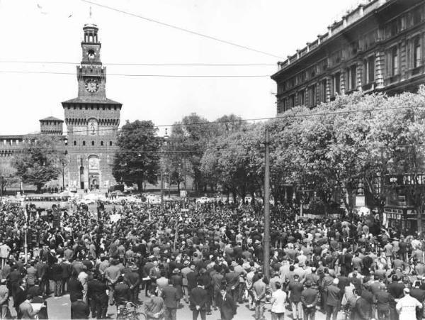 Manifestazione del primo maggio - Comizio in Largo Cairoli a Milano - Folla di lavoratori - Castello Sforzesco