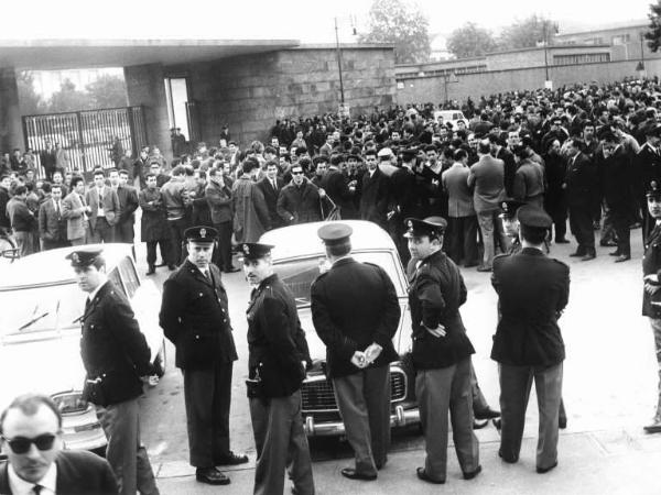 Sciopero dei lavoratori della Innocenti - Comizio davanti alla fabbrica - Schieramento delle forze dell'ordine