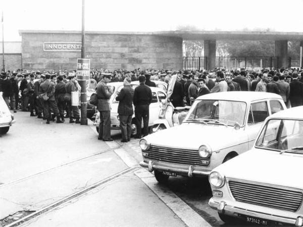 Sciopero dei lavoratori della Innocenti - Comizio davanti alla fabbrica - Schieramento delle forze dell'ordine - Cartello Fim Cisl - Insegna della Innocenti