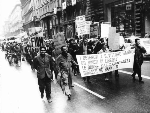 Sciopero dei lavoratori metallurgici - Corteo - Spezzone lavoratori della Borletti - Operai con tuta da lavoro - Cartelli di sciopero Fim Cisl e Fiom - Striscione