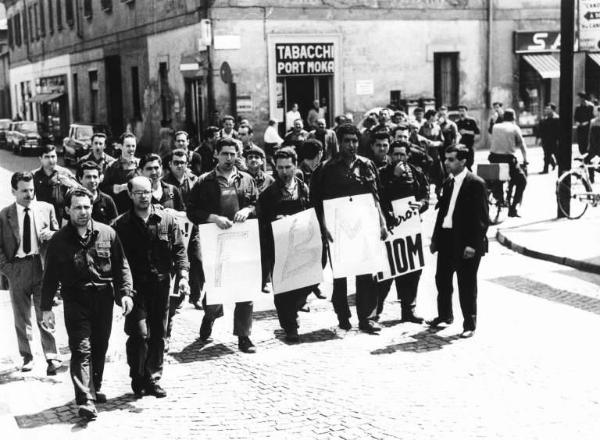 Sciopero dei lavoratori della Fbm per il premio di produzione - Corteo - Operai con tuta da lavoro - Cartello di sciopero Fiom