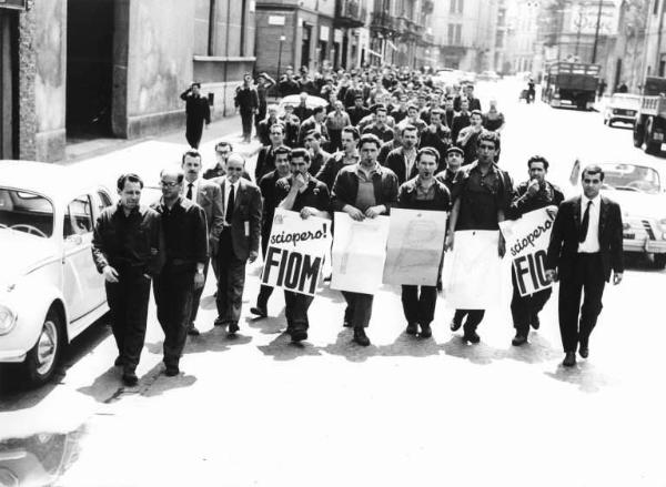 Sciopero dei lavoratori della Fbm per il premio di produzione - Corteo - Cartelli di sciopero Fiom