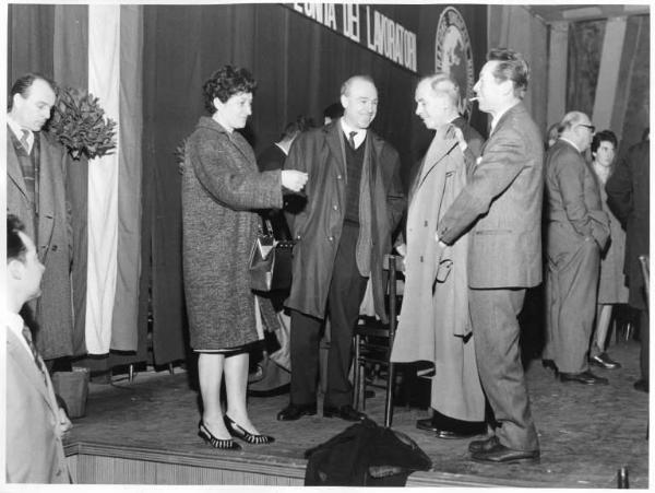 Camera del Lavoro - Salone "Di Vittorio" - Interno - VII Congresso della Camera del Lavoro - Delegazione francese sul palco