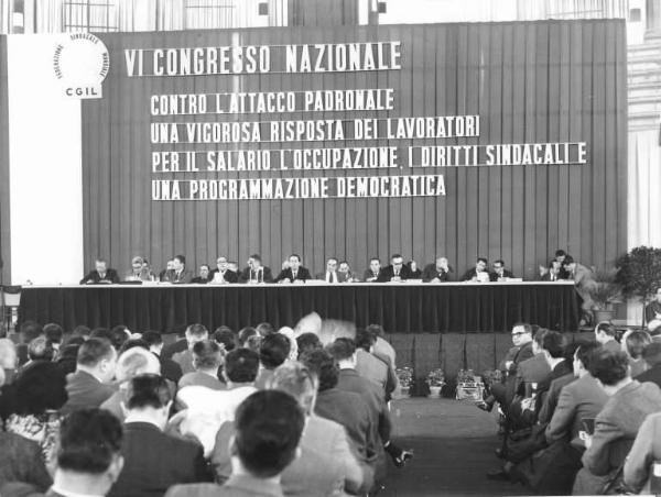 Palazzo dello sport - Interno - VI Congresso nazionale della Cgil - Tavolo della presidenza e platea - Logo Cgil - Parola d'ordine del congresso