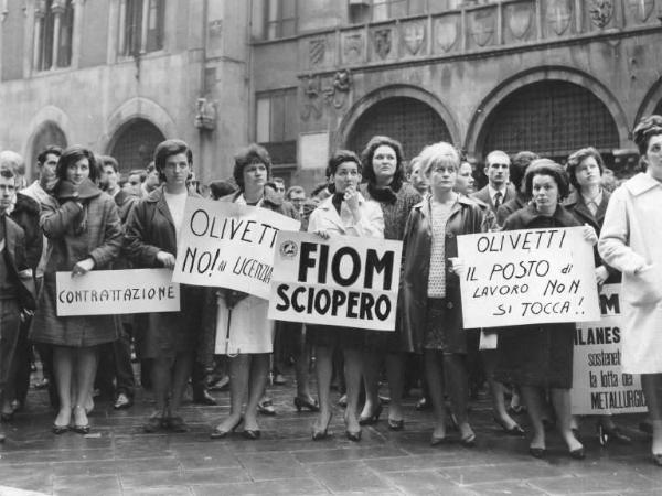 Sciopero dei tecnici, programmatori e operaie della Olivetti Elettronica contro i licenziamenti - Piazza Mercanti - Comizio - Operaie con cartelli di sciopero della Fiom