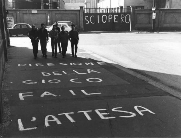 Sciopero dei lavoratori della Cge - Scritta sulla strada davanti all'ingresso della fabbrica