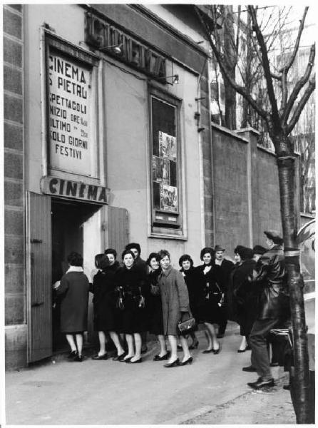 Sciopero dei lavoratori della Filotecnica Salmoiraghi - Cinema San Pietro - Ingresso - Lavoratrici entrano nel cinema per partecipare all'assemblea unitaria per la contrattazione dei cottimi