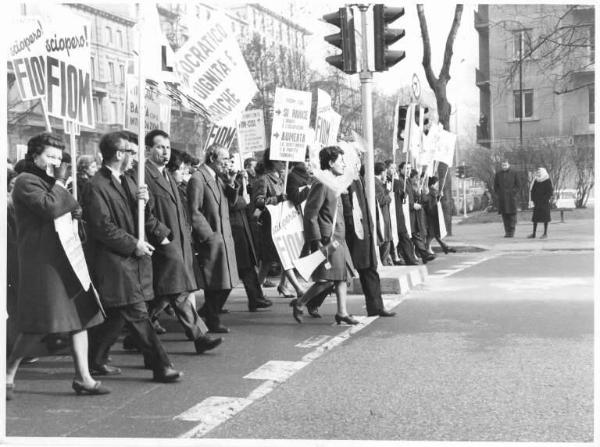 Sciopero dei lavoratori elettromeccanici - Testa del corteo - Cartelli di sciopero Fiom