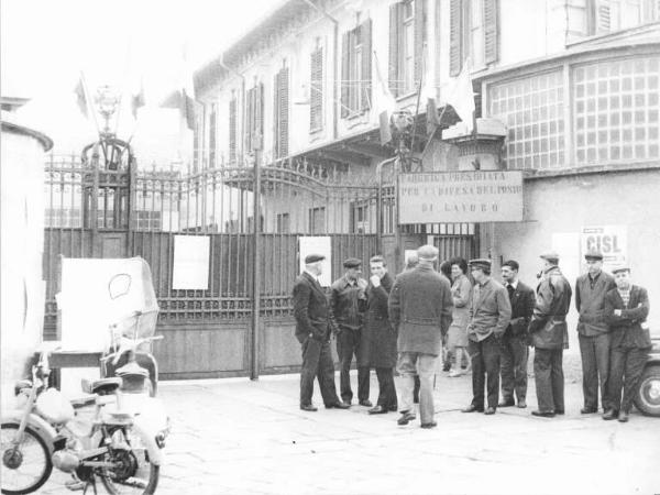 Sciopero dei lavoratori della Dell'Acqua per la difesa del posto di lavoro - Lavoratori davanti al cancello della fabbrica