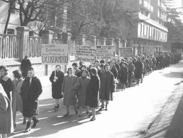 Sciopero dei lavoratori della Dell'Acqua per la difesa del posto di lavoro - Corteo - Cartelli di protesta