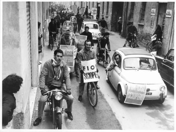 Sciopero dei lavoratori della Triplex di Solaro contro 300 licenziamenti - Corteo a piedi, in bicicletta, ciclomotore, macchina - Cartelli Fim Cisl e Fiom