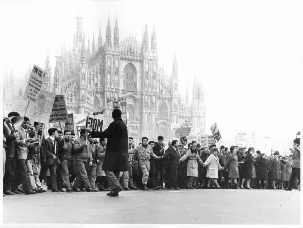 Sciopero dei lavoratori della Triplex contro i licenziamenti - Corteo in piazza del Duomo - Cartelli Fiom e Fim Cisl - Operai con tuta da lavoro