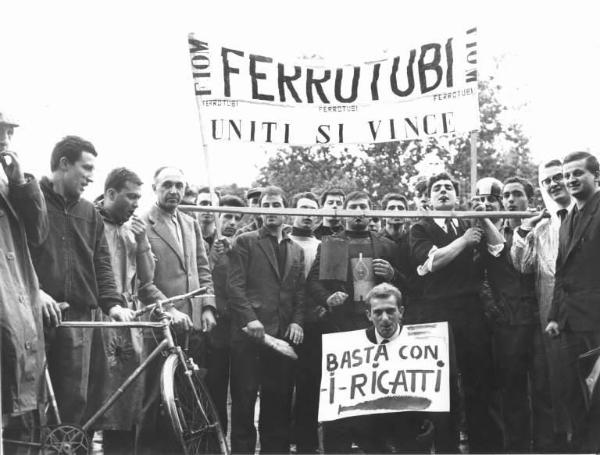 Sciopero generale indetto dalla Camera del Lavoro di Milano - Foto di gruppo - Lavoratori della Ferrotubi in posa - Striscione Fiom