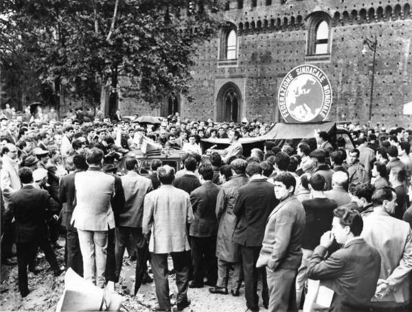 Sciopero generale indetto dalla Camera del Lavoro di Milano - Comizio in piazza Castello - Oratore al microfono - Lavoratori - Logo della federazione sindacale mondiale