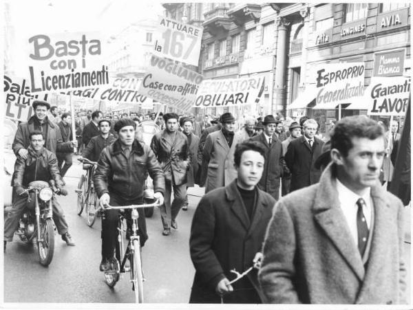 Sciopero dei lavoratori edili - Corteo - Cartelli di protesta - Striscioni - Operai con bicicletta