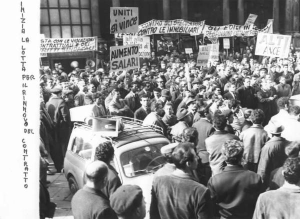 Sciopero dei lavoratori edili - Comizio in piazza Mercanti - Lavoratori - Auto con altoparlante - Cartelli di protesta - Cartello Uil - Striscioni