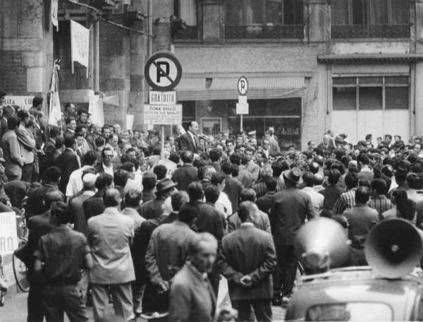 Sciopero dei lavoratori edili - Piazza Mercanti - Comizio - Oratore al microfono - Lavoratori - Cartelli Fillea Cgil