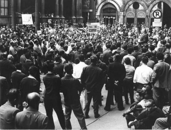 Sciopero dei lavoratori edili - Piazza Mercanti - Comizio - Oratore al microfono - Lavoratori - Cartello Fillea Cgil