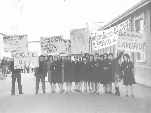 Sciopero dei lavoratori della Riva in difesa del posto di lavoro - Foto di gruppo - Lavoratrici in posa con cartelli di protesta - Cartello Cgil, Cisl, Uil