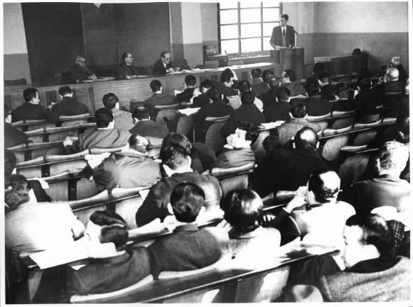 Camera del Lavoro - Sala "Bruno Buozzi" - Interno - Congresso di zona in preparazione del VI Congresso della Cgil - Panoramica sulla sala - Tavolo della presidenza con oratore al microfono - Platea