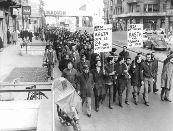 Sciopero dei lavoratori della Breda Elettromeccanica per la riduzione dell'orario di lavoro - Corteo da Sesto San Giovanni a Milano in Prefettura - Corteo in viale Monza - Cartelli di protesta