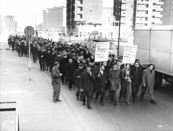 Sciopero dei lavoratori della Breda Elettromeccanica per la riduzione dell'orario di lavoro - Corteo da Sesto San Giovanni a Milano in Prefettura - Corteo in viale Monza - Cartelli di protesta