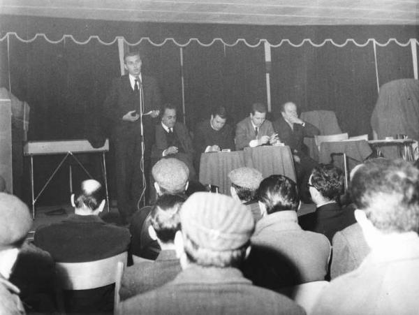 Camera del Lavoro di Sesto San Giovanni - Interno - Assemblea dei lavoratori della Breda - Palco - Antonio Pizzinato al microfono