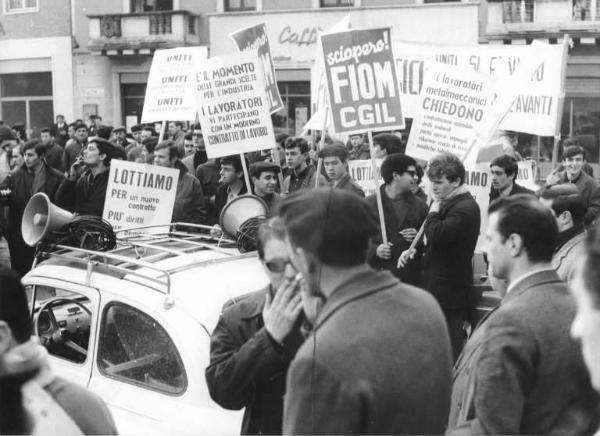 Sciopero dei lavoratori metalmeccanici - Comizio - Lavoratori - Auto con altoparlante - Cartelli di sciopero Fiom