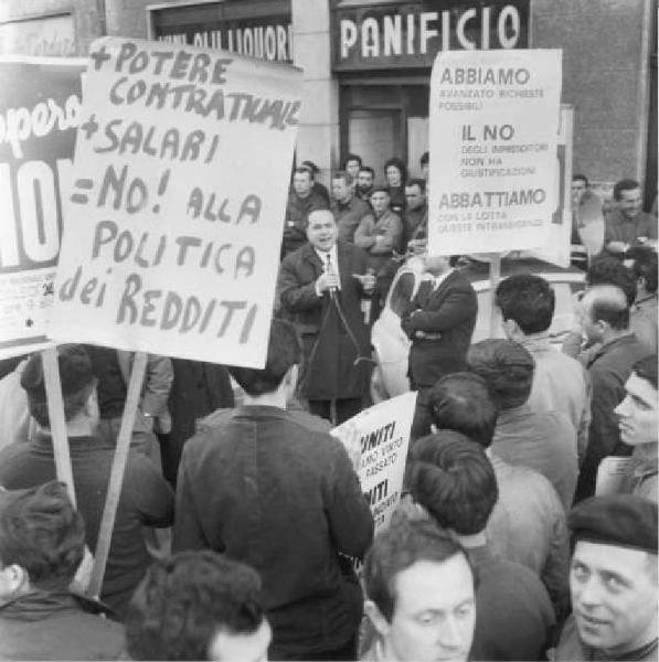 Sciopero dei lavoratori della Face Standard - Comizio - Pierluigi Perotta al microfono - Lavoratori - Cartelli di protesta - Cartello Fiom