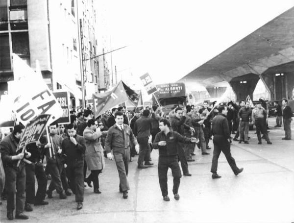 Sciopero dei lavoratori metalmeccanici - Corteo dei lavoratori dell'Alfa Romeo blocca al traffico - Operai con tuta da lavoro - Cartelli di sciopero Fiom e Fim Cisl