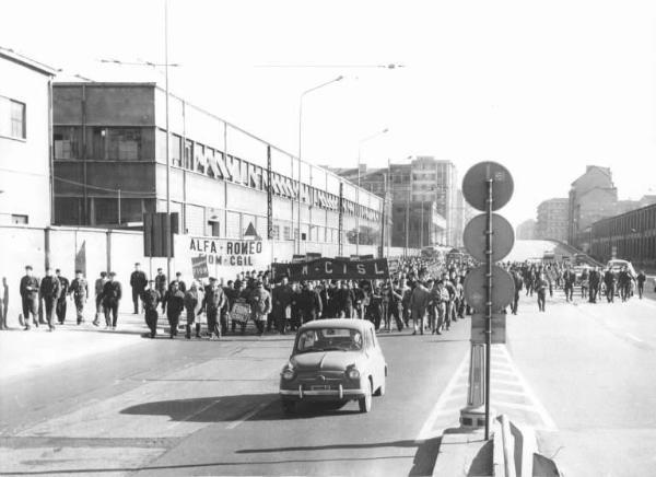 Sciopero dei lavoratori metalmeccanici - Corteo dei lavoratori dell'Alfa Romeo - Operai con tuta da lavoro - Striscioni Fiom e Fim Cisl - Cartelli di sciopero Fiom