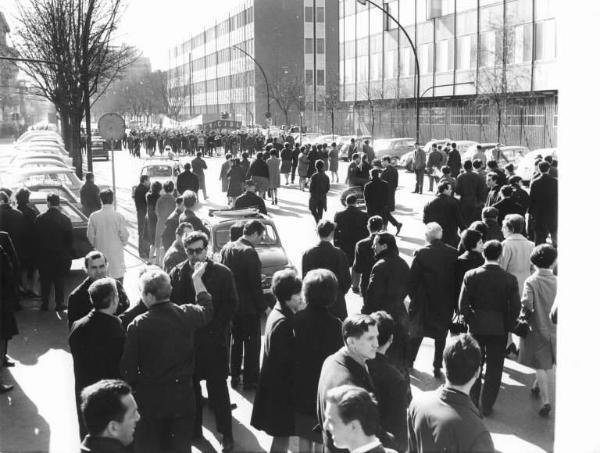 Sciopero dei lavoratori metalmeccanici - Corteo dei lavoratori dell'Alfa Romeo - Striscioni