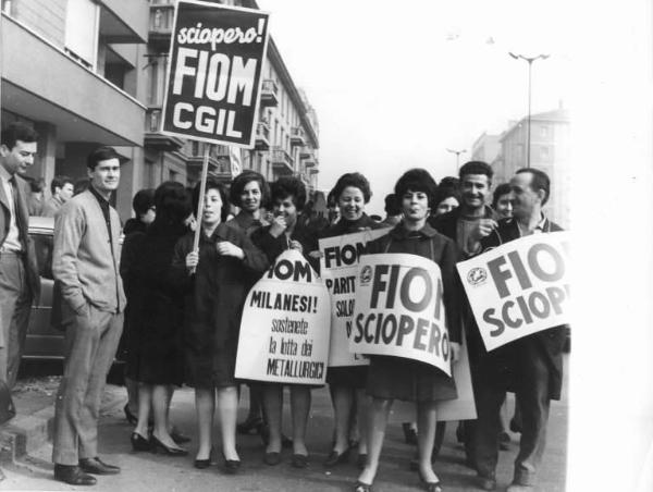 Sciopero dei lavoratori metalmeccanici per il contratto - Foto di gruppo - Lavoratrici con cartelli di sciopero Fiom