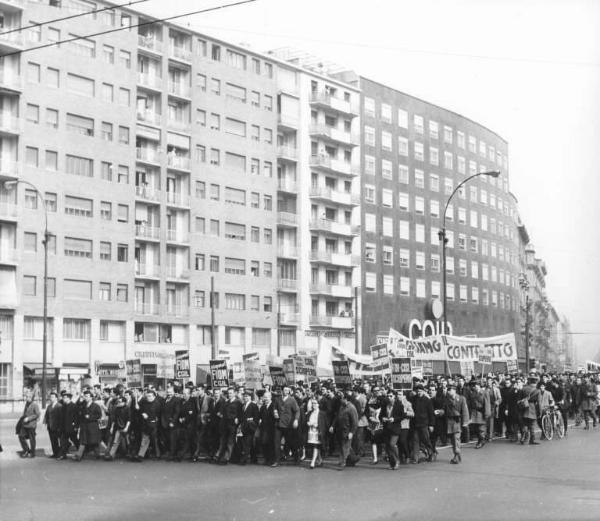 Sciopero dei lavoratori metalmeccanici per il contratto - Corteo in piazza Loreto - Lavoratori - Presenza delle forze dell'ordine - Striscione - Cartelli di sciopero Fiom e Fim Cisl