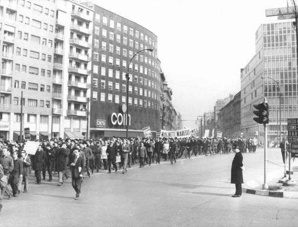 Sciopero dei lavoratori metalmeccanici per il contratto - Corteo in piazza Loreto - Lavoratori - Striscione della Magneti Marelli - Cartelli di sciopero Fiom e Fim Cisl